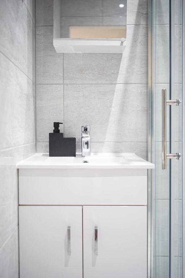 Stylish Studios With Ensuite, Separate Kitchen, And Prime Location In St Helen St Helens  Exteriér fotografie